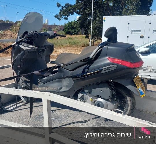 קטנוע קשור על עגלה להובלה בכביש